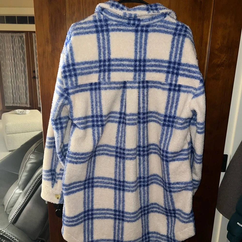 Marine Layer Cream and Blue Shaket - Picture 3 of 4